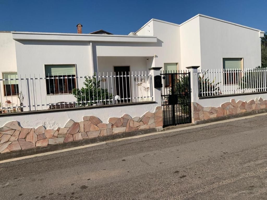 Casa Ohana  – Ohana House features a large garden all around the property with enough space to park 2 cars, a relaxation area, and an outdoor barbecue. The air-conditioned house is 26 km from Elmas, the nearest airport, and 37 km from the capital, Cagliari.
The holiday home is equipped with 3 bedrooms, a large living room with a TV, and a spacious, fully equipped kitchen that offers guests a microwave, an oven, and a refrigerator.