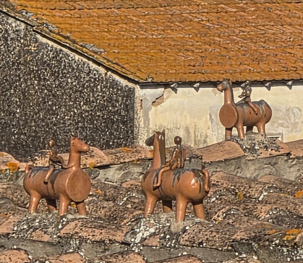 Ceramiche artistiche sui tetti di Serramanna